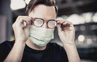 Как избавить очки от запотевания при ношении маски